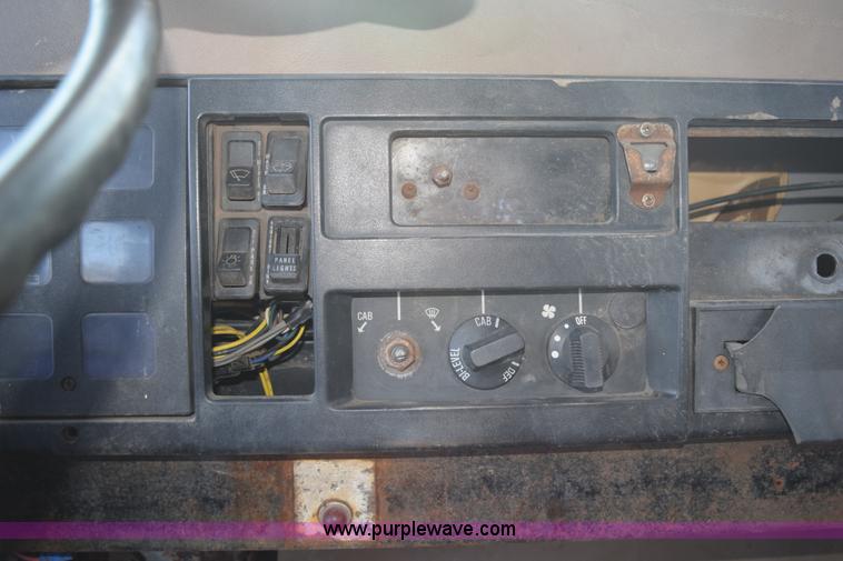 image for item K6650 1990 International 4600LP flatbed truck