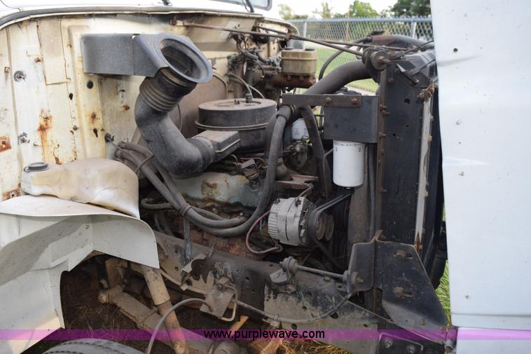 image for item K6650 1990 International 4600LP flatbed truck