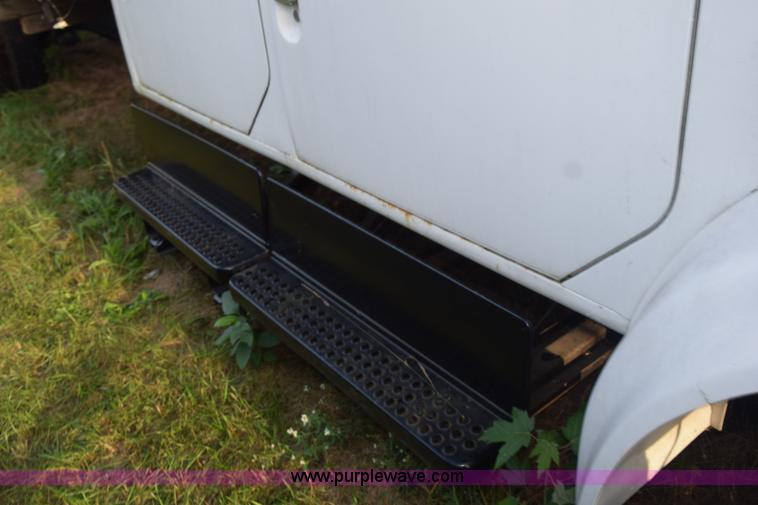 image for item K6650 1990 International 4600LP flatbed truck