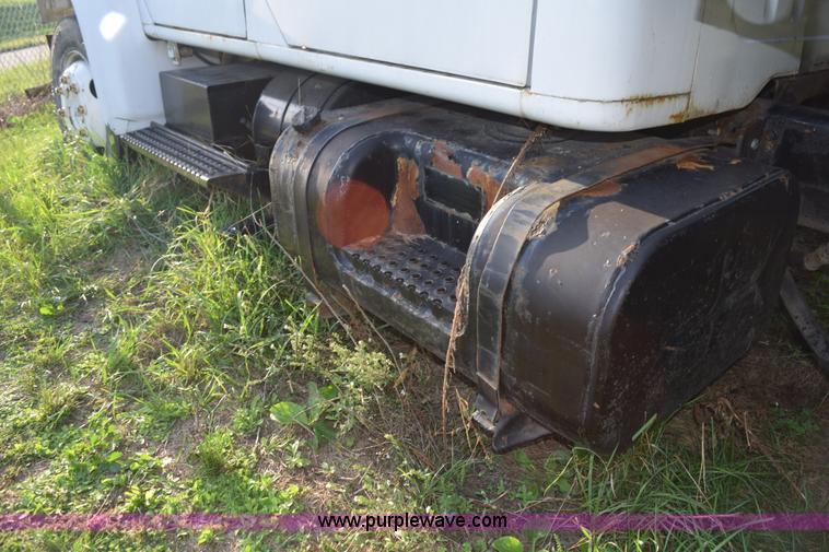 image for item K6650 1990 International 4600LP flatbed truck