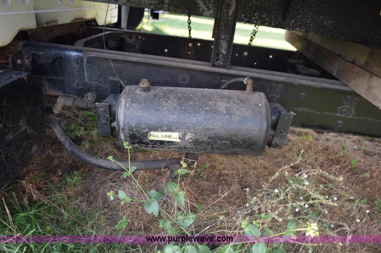 image for item K6650 1990 International 4600LP flatbed truck