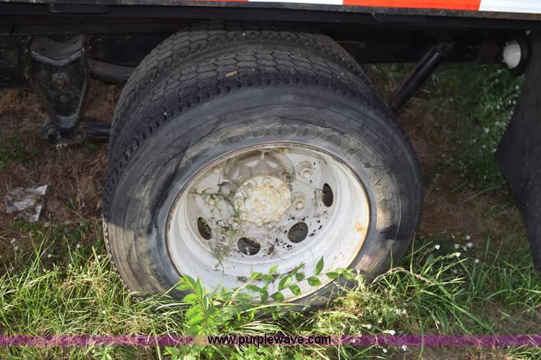 image for item K6650 1990 International 4600LP flatbed truck