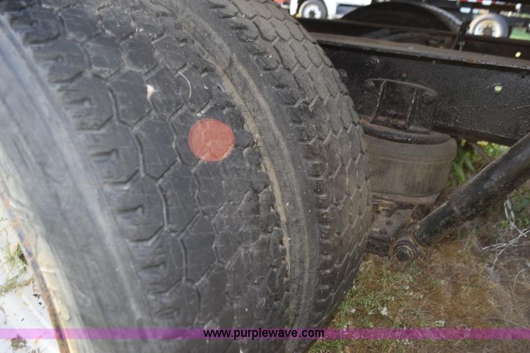 image for item K6650 1990 International 4600LP flatbed truck