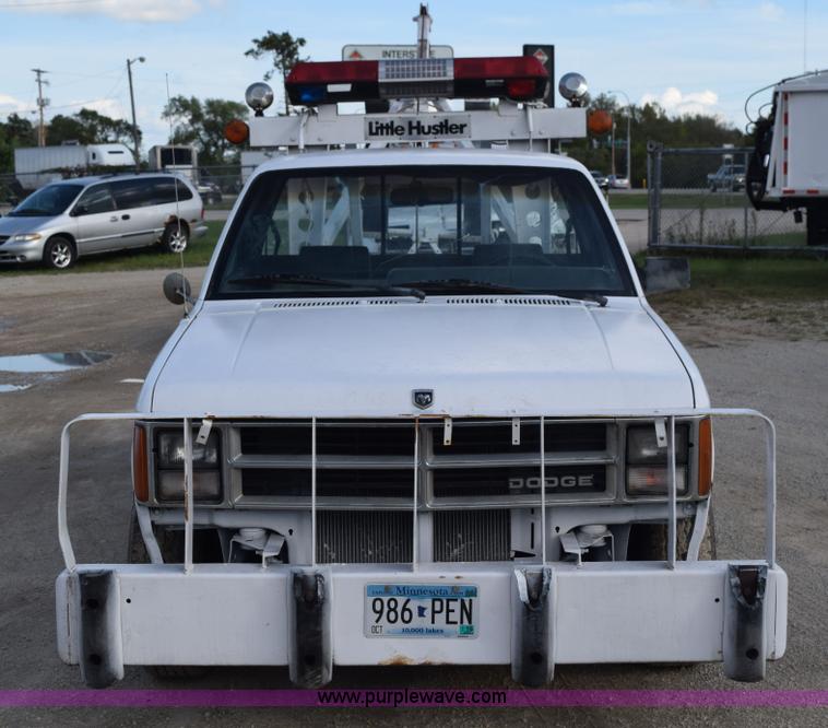image for item K6652 1990 Dodge Dakota wrecker pickup truck