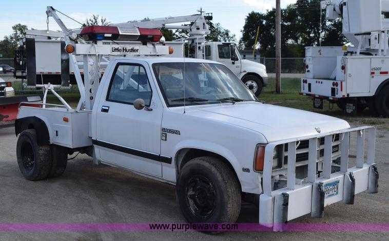 image for item K6652 1990 Dodge Dakota wrecker pickup truck