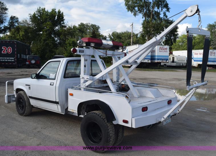 image for item K6652 1990 Dodge Dakota wrecker pickup truck