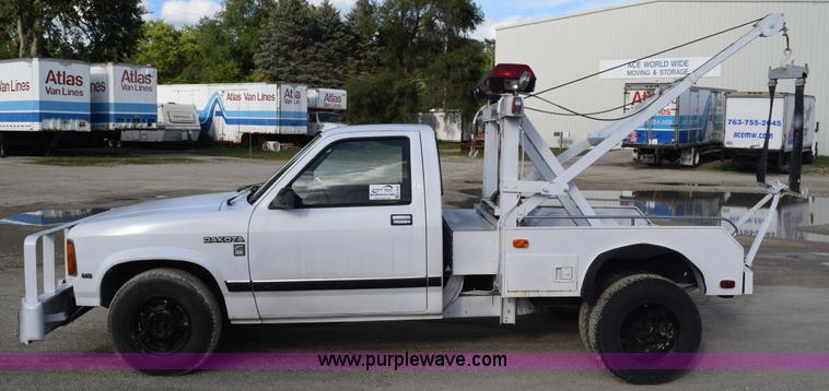 image for item K6652 1990 Dodge Dakota wrecker pickup truck