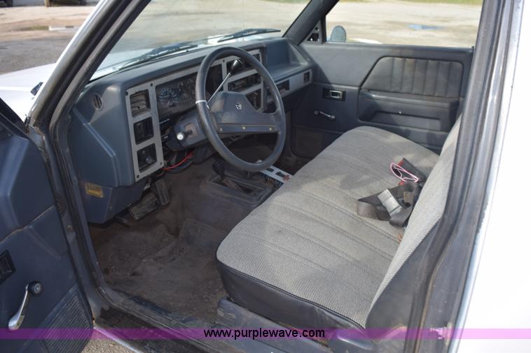 image for item K6652 1990 Dodge Dakota wrecker pickup truck