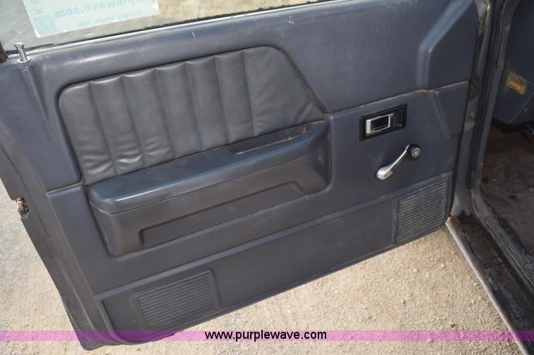 image for item K6652 1990 Dodge Dakota wrecker pickup truck