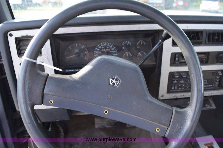 image for item K6652 1990 Dodge Dakota wrecker pickup truck