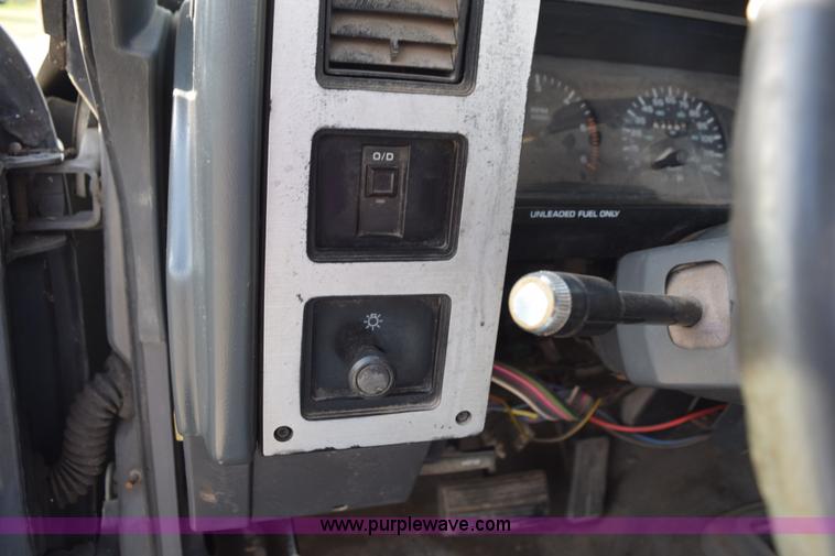 image for item K6652 1990 Dodge Dakota wrecker pickup truck