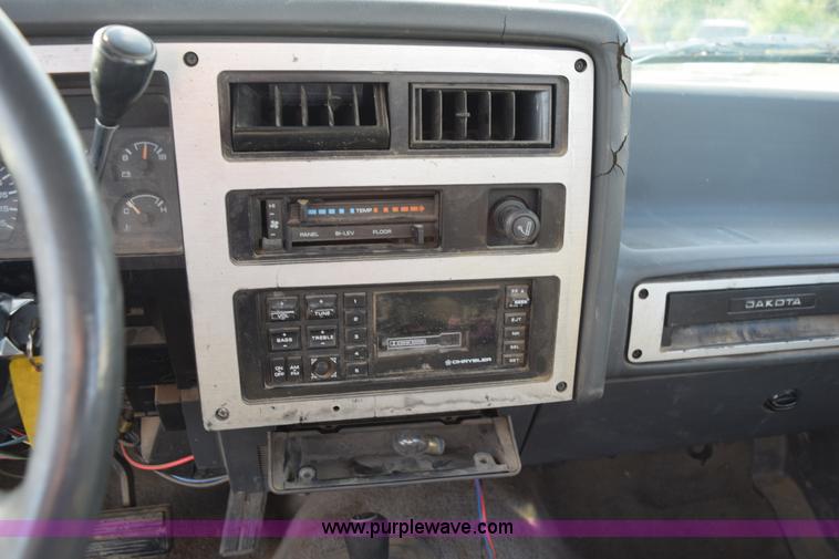 image for item K6652 1990 Dodge Dakota wrecker pickup truck