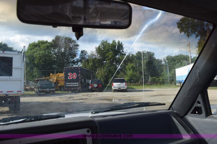 image for item K6652 1990 Dodge Dakota wrecker pickup truck