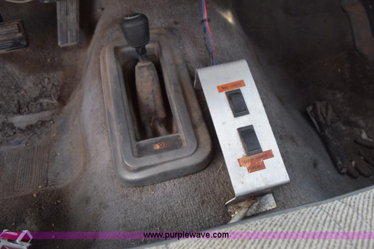 image for item K6652 1990 Dodge Dakota wrecker pickup truck