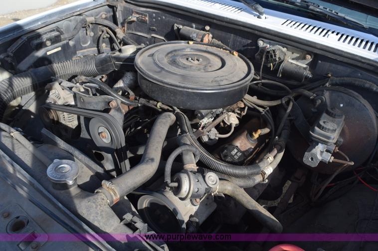 image for item K6652 1990 Dodge Dakota wrecker pickup truck