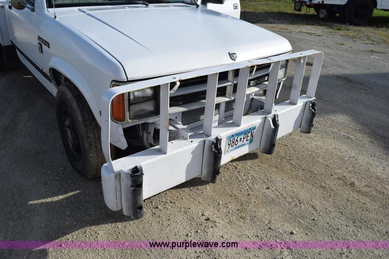image for item K6652 1990 Dodge Dakota wrecker pickup truck
