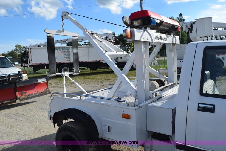 image for item K6652 1990 Dodge Dakota wrecker pickup truck