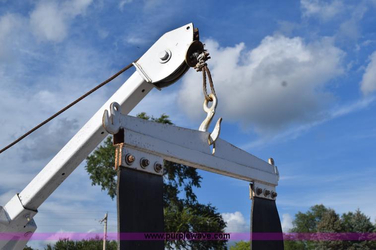 image for item K6652 1990 Dodge Dakota wrecker pickup truck