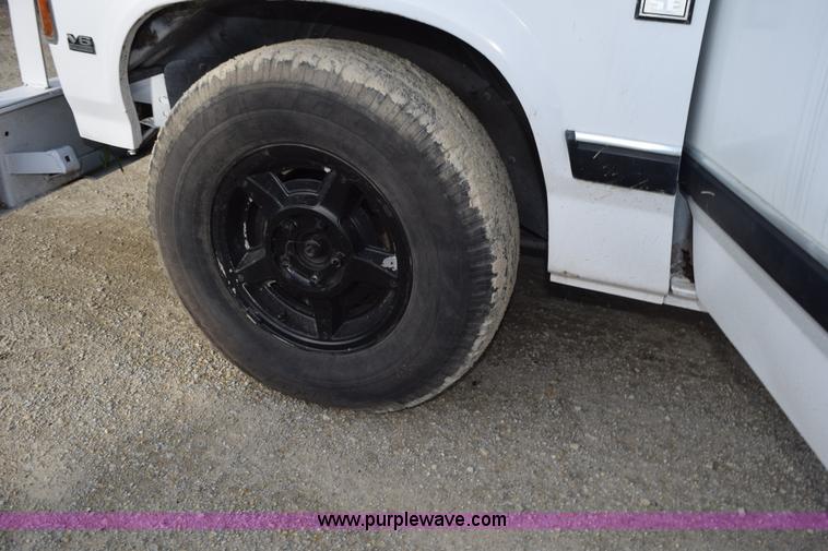 image for item K6652 1990 Dodge Dakota wrecker pickup truck