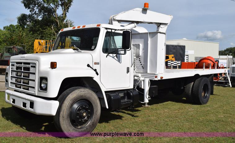 image for item K6653 1985 International S1900 flatbed truck with crane