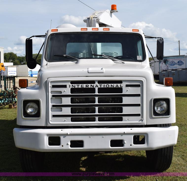 image for item K6653 1985 International S1900 flatbed truck with crane