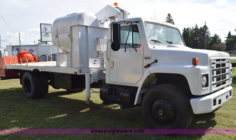 image for item K6653 1985 International S1900 flatbed truck with crane