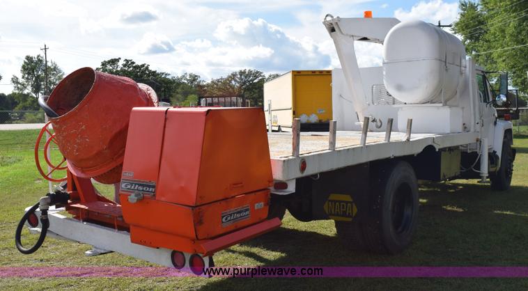 image for item K6653 1985 International S1900 flatbed truck with crane