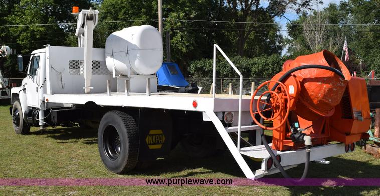 image for item K6653 1985 International S1900 flatbed truck with crane