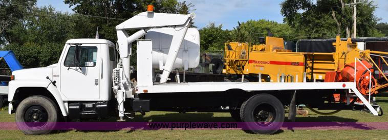 image for item K6653 1985 International S1900 flatbed truck with crane