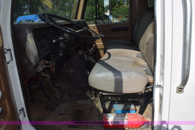 image for item K6653 1985 International S1900 flatbed truck with crane