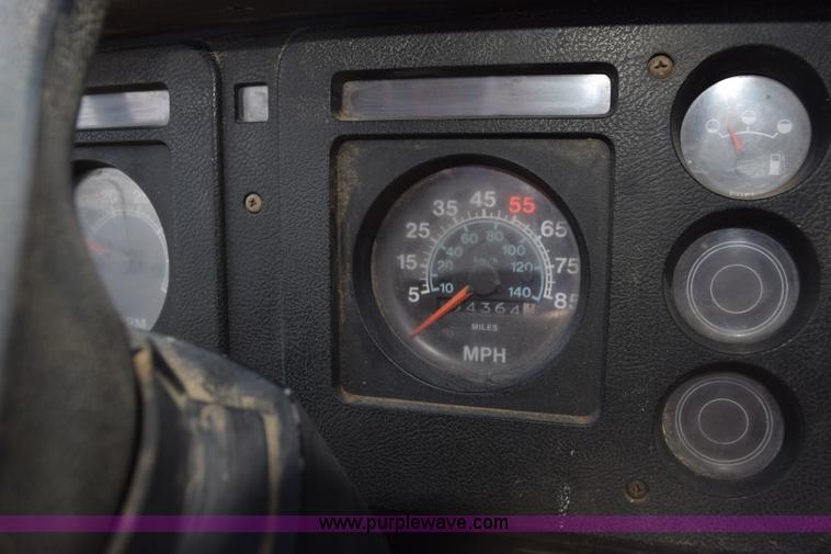 image for item K6653 1985 International S1900 flatbed truck with crane