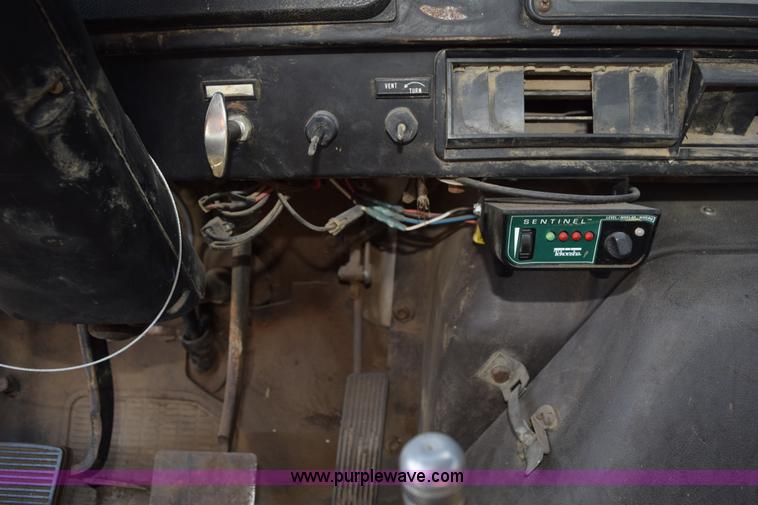 image for item K6653 1985 International S1900 flatbed truck with crane