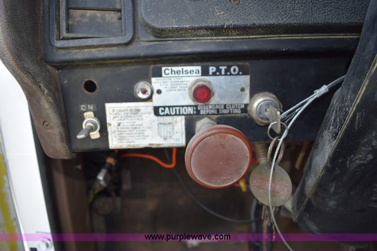 image for item K6653 1985 International S1900 flatbed truck with crane