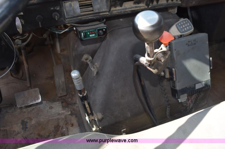 image for item K6653 1985 International S1900 flatbed truck with crane