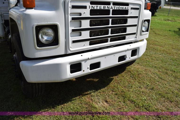 image for item K6653 1985 International S1900 flatbed truck with crane