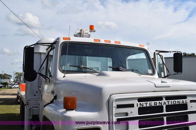 image for item K6653 1985 International S1900 flatbed truck with crane