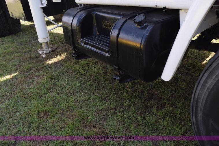 image for item K6653 1985 International S1900 flatbed truck with crane