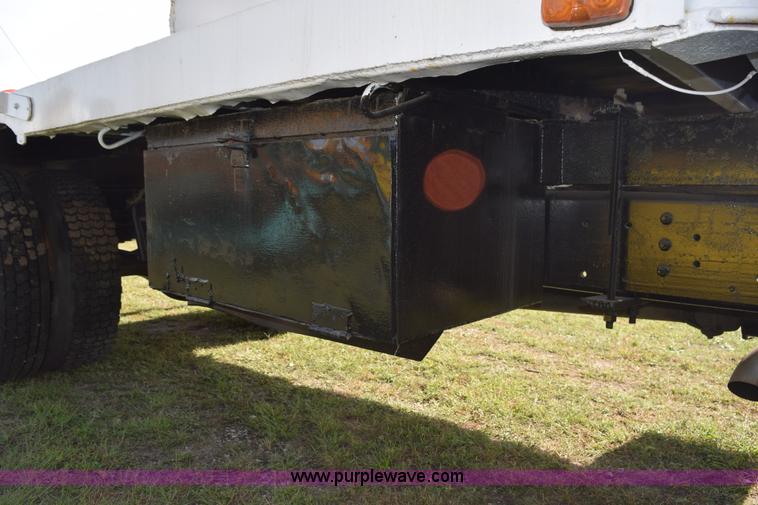 image for item K6653 1985 International S1900 flatbed truck with crane