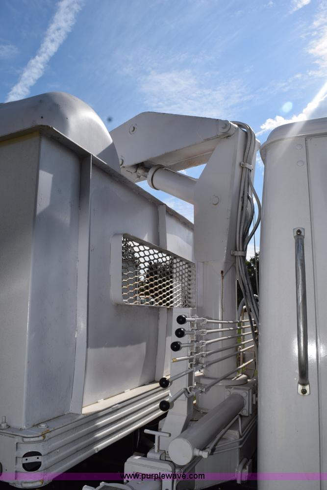 image for item K6653 1985 International S1900 flatbed truck with crane