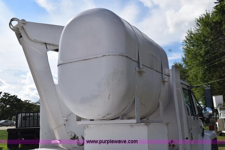 image for item K6653 1985 International S1900 flatbed truck with crane