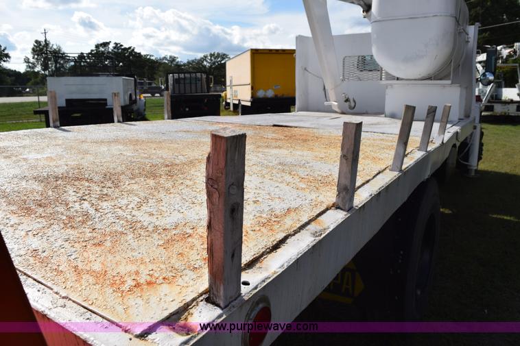 image for item K6653 1985 International S1900 flatbed truck with crane