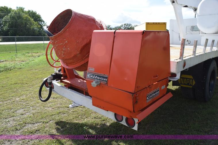 image for item K6653 1985 International S1900 flatbed truck with crane