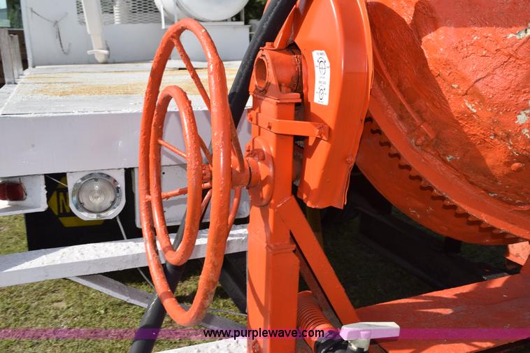 image for item K6653 1985 International S1900 flatbed truck with crane