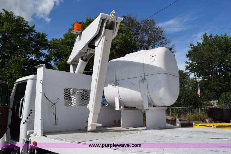 image for item K6653 1985 International S1900 flatbed truck with crane