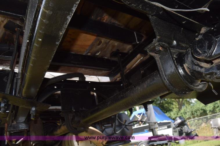 image for item K6653 1985 International S1900 flatbed truck with crane