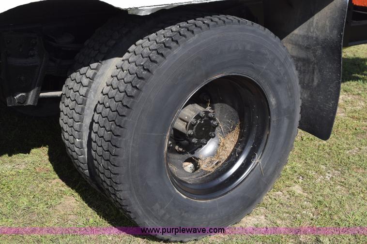 image for item K6653 1985 International S1900 flatbed truck with crane