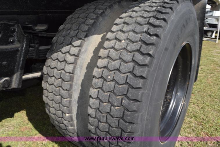 image for item K6653 1985 International S1900 flatbed truck with crane