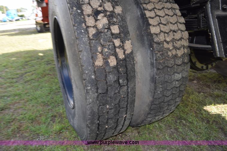 image for item K6653 1985 International S1900 flatbed truck with crane