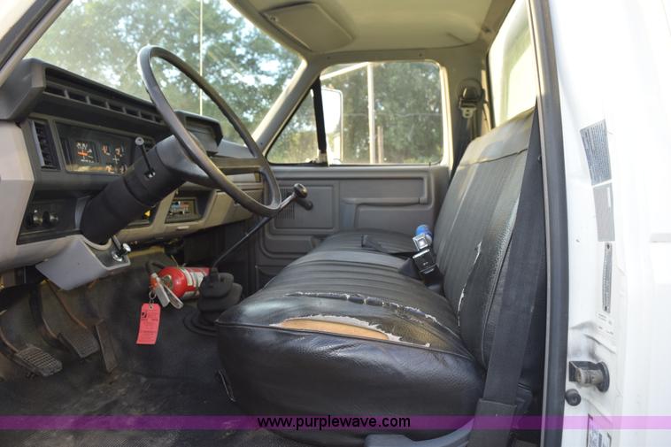 image for item K6654 1997 Ford F700 delivery truck