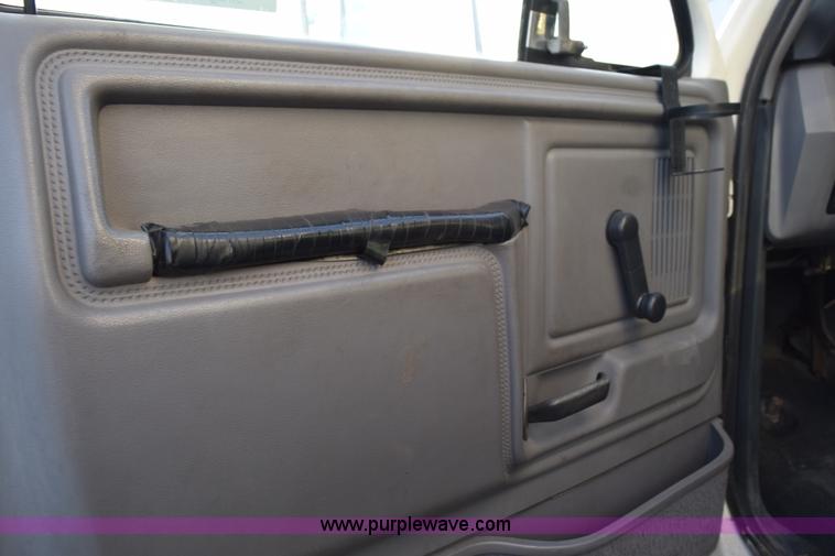 image for item K6654 1997 Ford F700 delivery truck